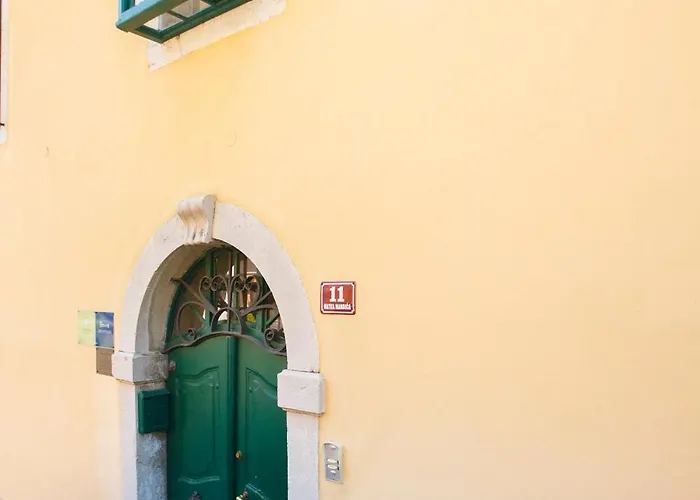 In Old Town Center With Sea View And Parking Apartament