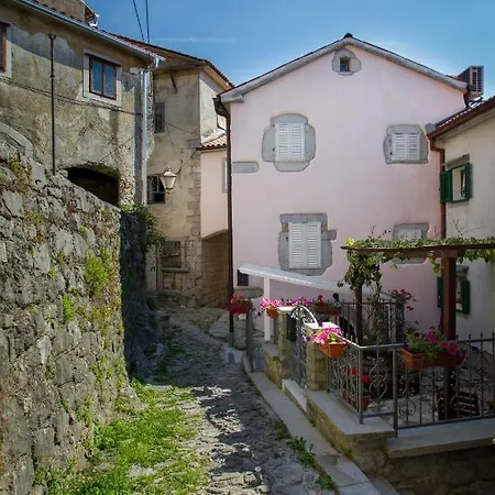 Apartman In Old Town Center With Sea View And Parking